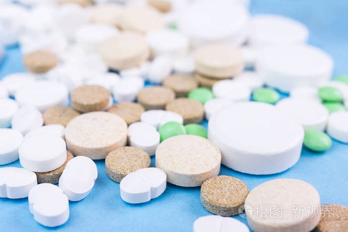 藍色背景下的醫(yī)藥劑型藝術 藥丸、片劑、膠囊與栓劑的商業(yè)影像呈現(xiàn)